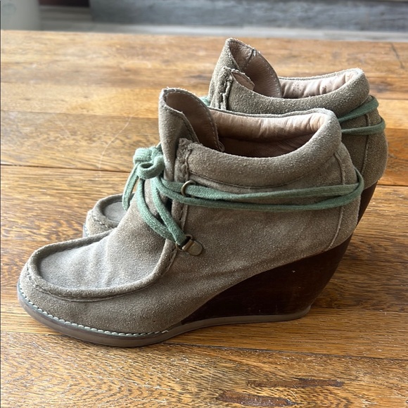 Women's Suede Wedge Ankle Boots 8.5 - Picture 2 of 8